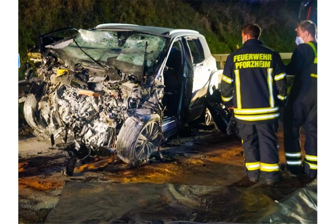 Feuerwehrleute am Autowrack des Falschfahrers in Pforzheim. Foto: Markus Rott/Einsatz-Report24/dpa