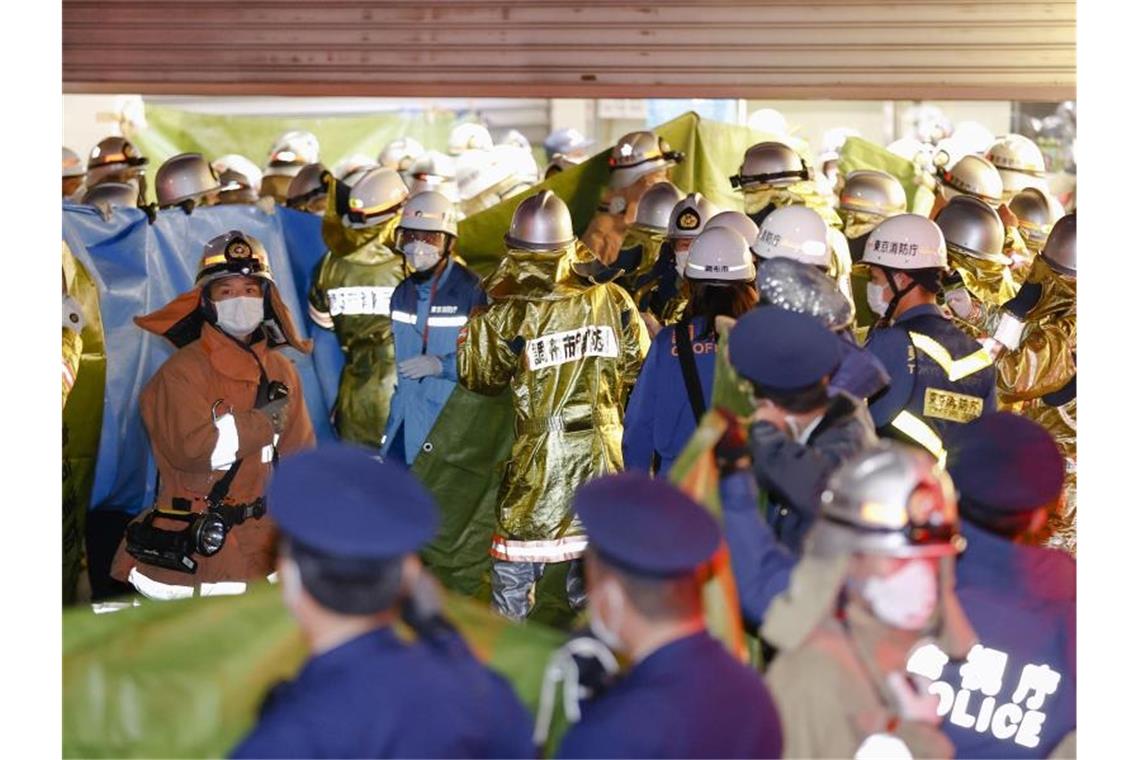 Feuerwehrleute am Bahnhof Kokuryo, nachdem in einem Zug der Keio-Linie ein Feuer ausgebrochen war. Die Polizei nahm den 24 Jahre alten Mann noch am Tatort fest. Foto: -/kyodo/dpa