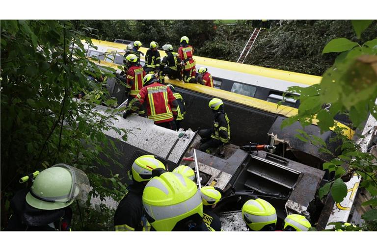 Feuerwehrleute am Unglücksort.
