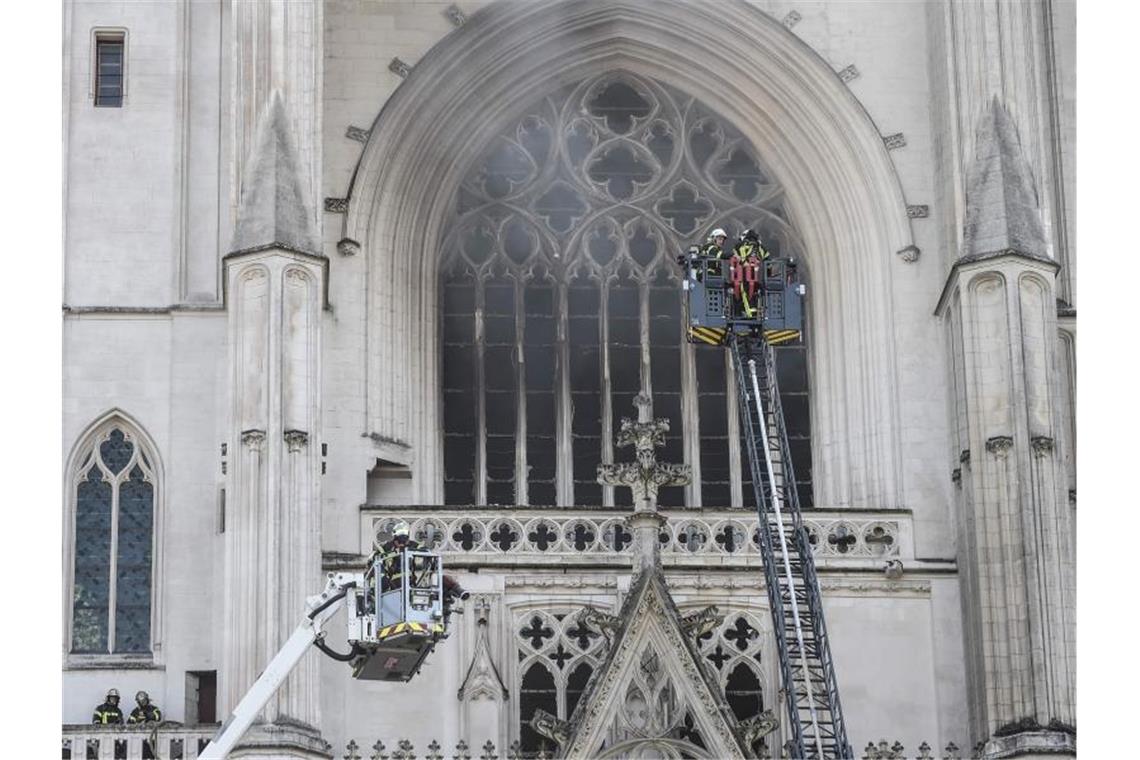 Feuerwehrleute an der Kathedrale Saint-Pierre-et-Saint-Paul im Einsatz. Foto: Sebastien Salom-Gomis/AFP/dpa