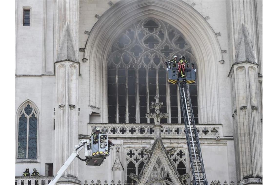Möglicherweise Brandstiftung: Feuer in Kathedrale von Nantes Feuerwehrleute an der Kathedrale Saint-Pierre-et-Saint-Paul im Einsatz. Foto: Sebastien Salom-Gomis/AFP/dpa