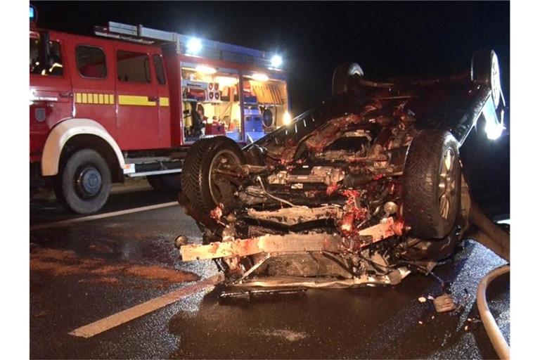 Feuerwehrleute an der Unfallstelle auf der Autobahn A31. Foto: Ludger Tebben/Nord-West-Media/dpa