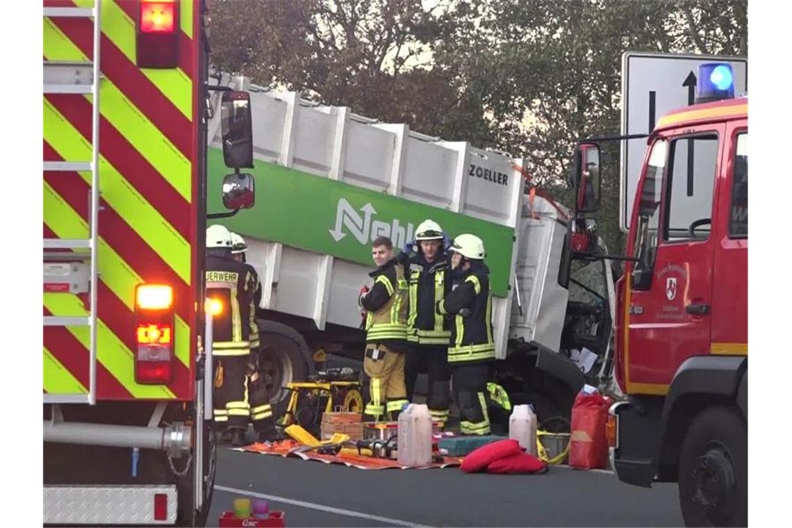 Feuerwehrleute an der Unfallstelle im friesischen Jever. Foto: Andre van Elten/TNN/dpa