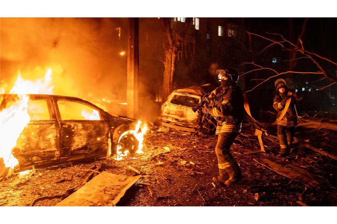 Feuerwehrleute arbeiten am Ort eines russischen Bombenangriffs in Kramatorsk.