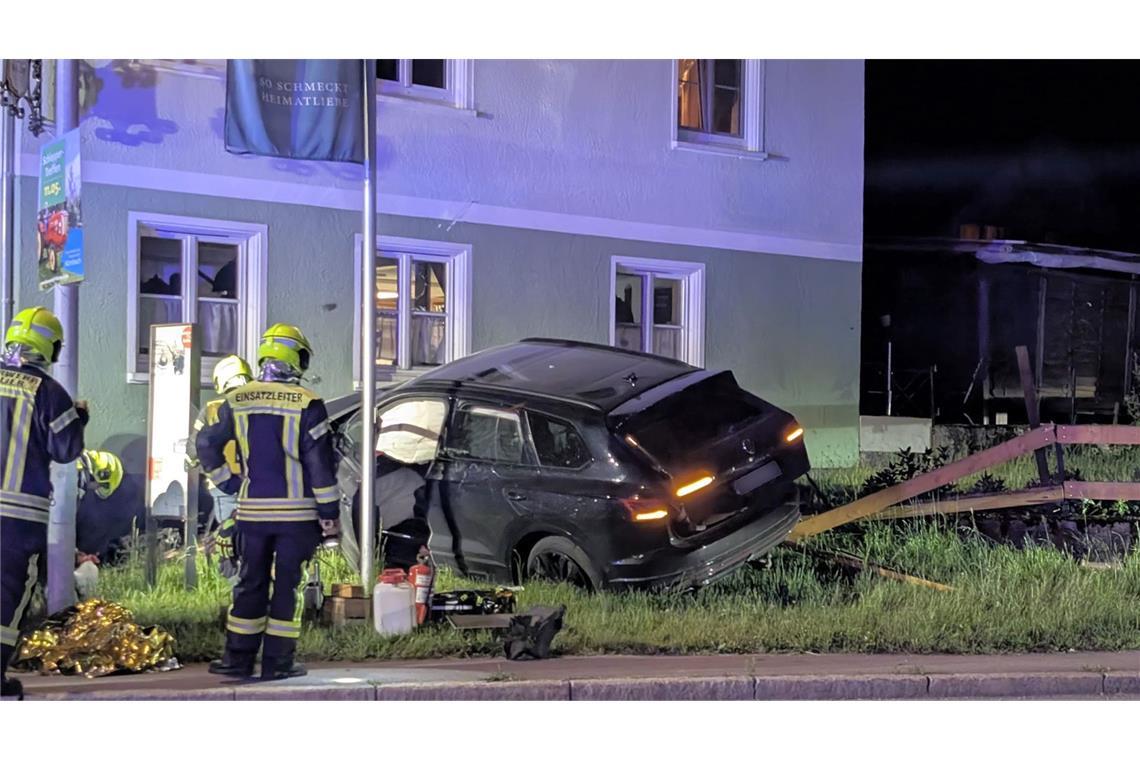 Auto prallt gegen Gasthaus-Wand - fünf Verletzte Feuerwehrleute arbeiten an dem verunfallten Auto. (Archivbild)