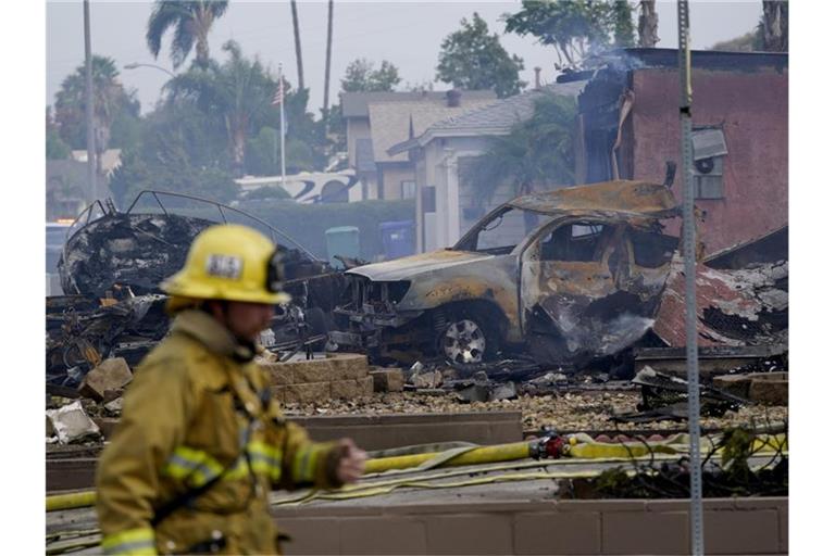 Feuerwehrleute arbeiten an der Absturzstelle des Kleinflugzeugs in Santee. Foto: Gregory Bull/AP/dpa