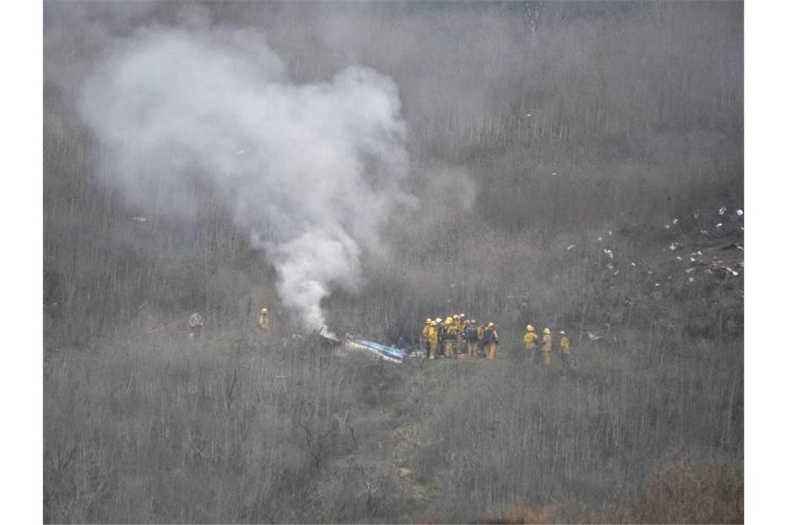 Feuerwehrleute arbeiten an der Unglücksstelle in Calabasas. Foto: Gene Blevins/ZUMA Wire/dpa