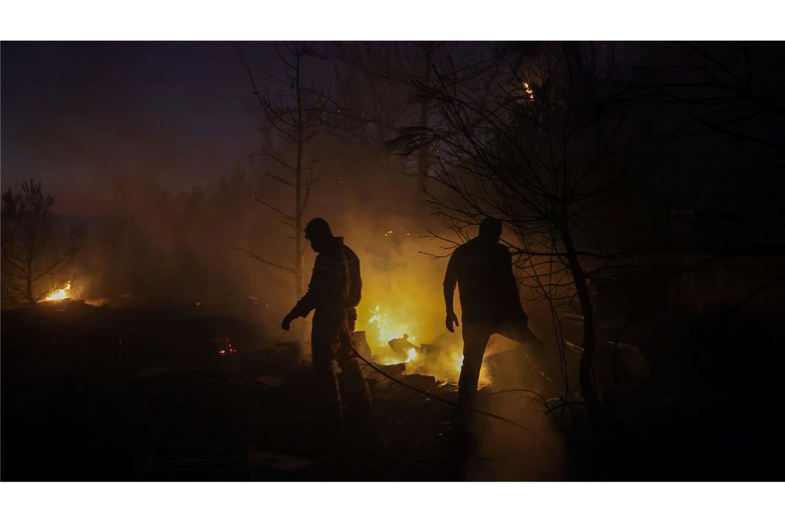 Feuerwehrleute arbeiten daran, einen Waldbrand in einem Waldgebiet in der Nähe von Canakkale im Nordwesten der Türkei zu löschen.