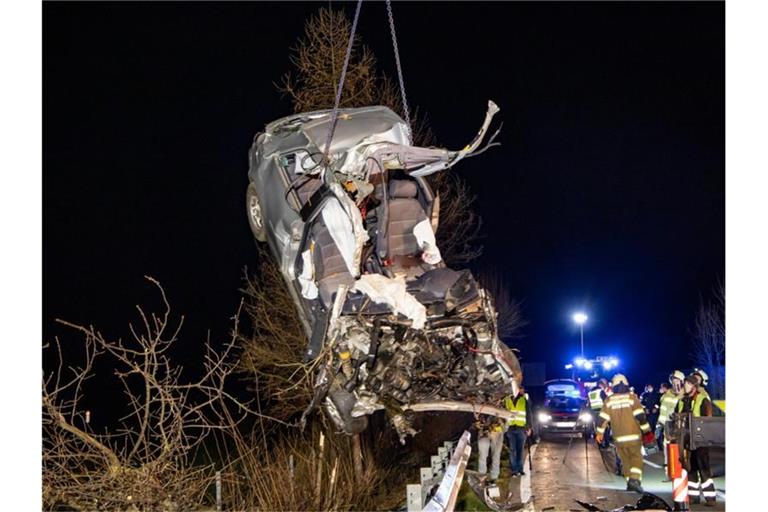 Feuerwehrleute auf der B156 im Einsatz. Drei Menschen starben. Foto: Fmt-Pictures/Wolfgang Moser-Eng/APA/dpa