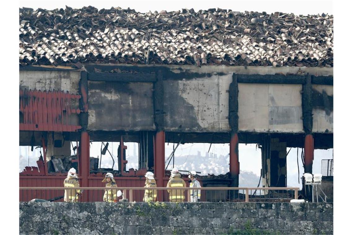 Feuerwehrleute bei dem Einsatz an Shuri-Burg. Foto: -/kyodo/dpa