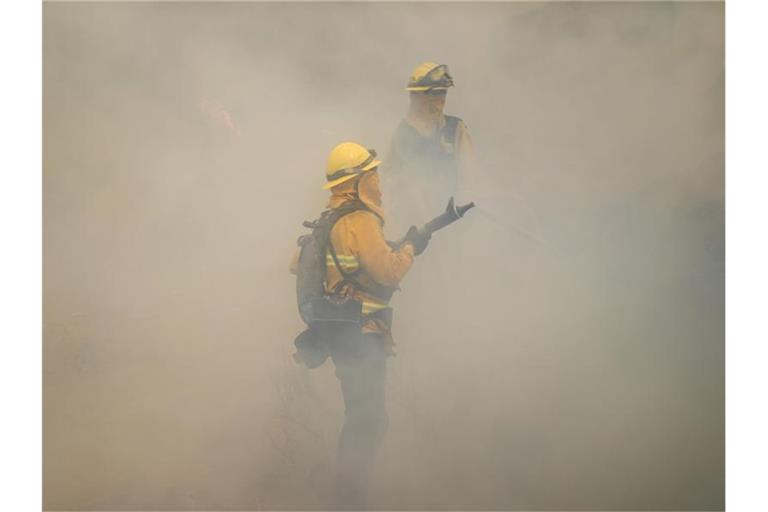 Feuerwehrleute bei den Löschversuchen eines Feuers im US-Bundesstaat Kalifornien. Foto: Jae C. Hong/AP/dpa