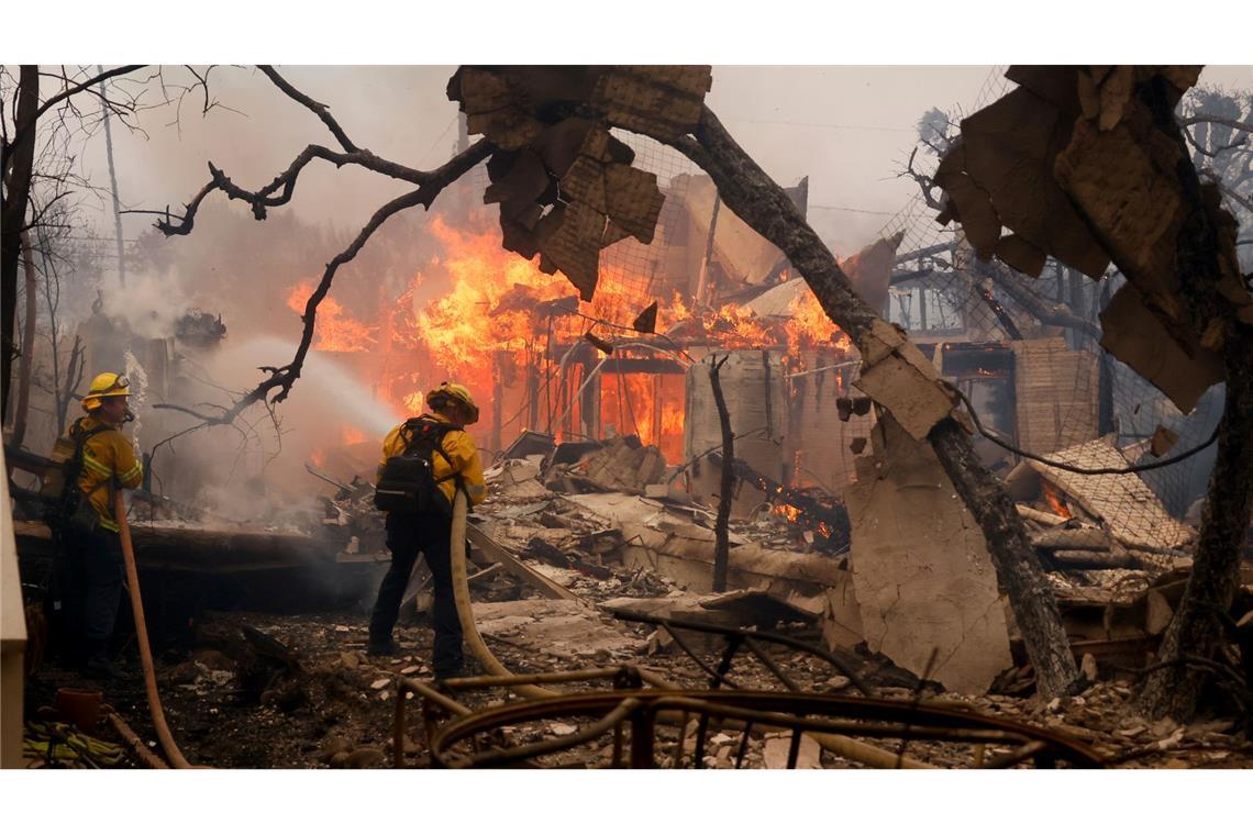 Feuer in Los Angeles: Stadtverwaltung unter Druck Feuerwehrleute bekämpfen das Palisades-Feuer in Los Angeles.