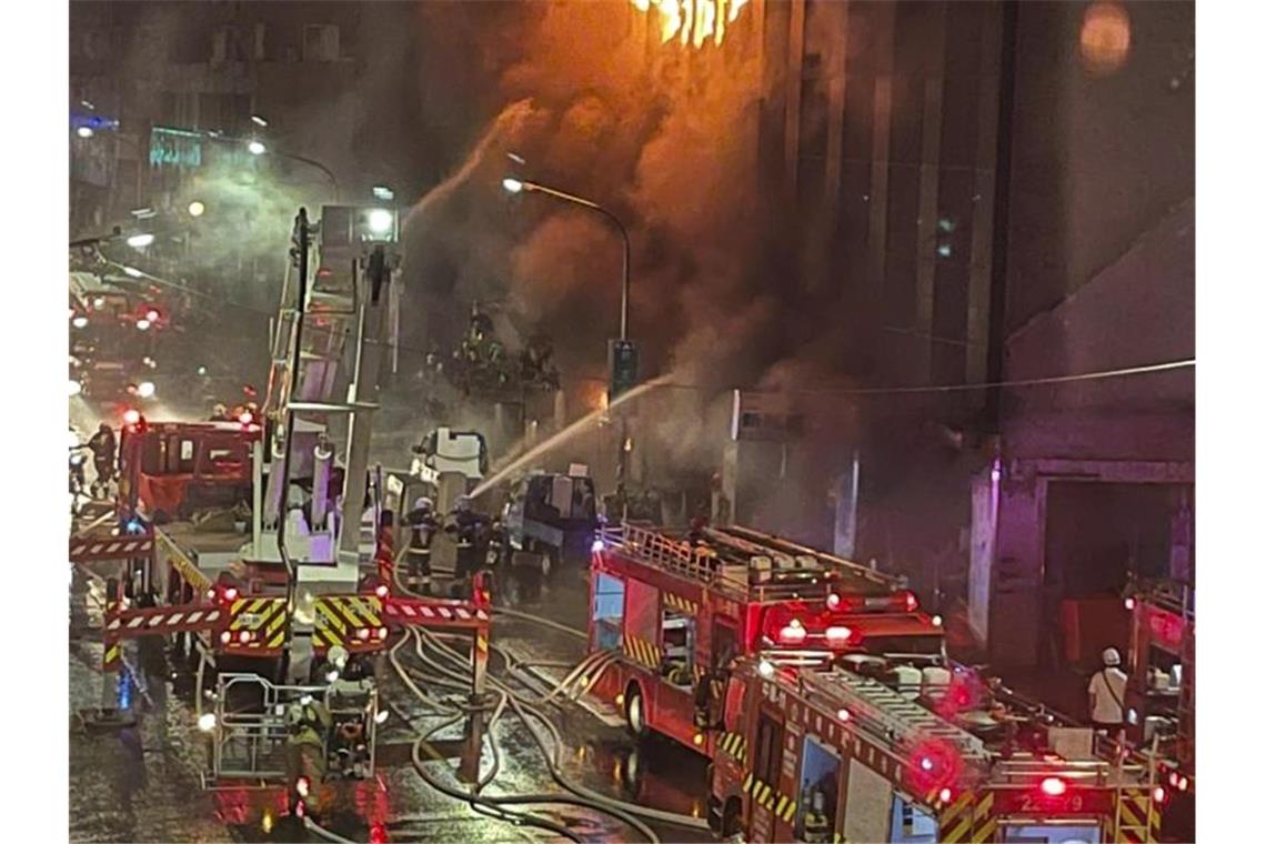Fluchtwege versperrt: 46 Tote bei Hochhausbrand in Taiwan Feuerwehrleute bekämpfen den Brand. Foto: Huang Minghsiung/AP/dpa