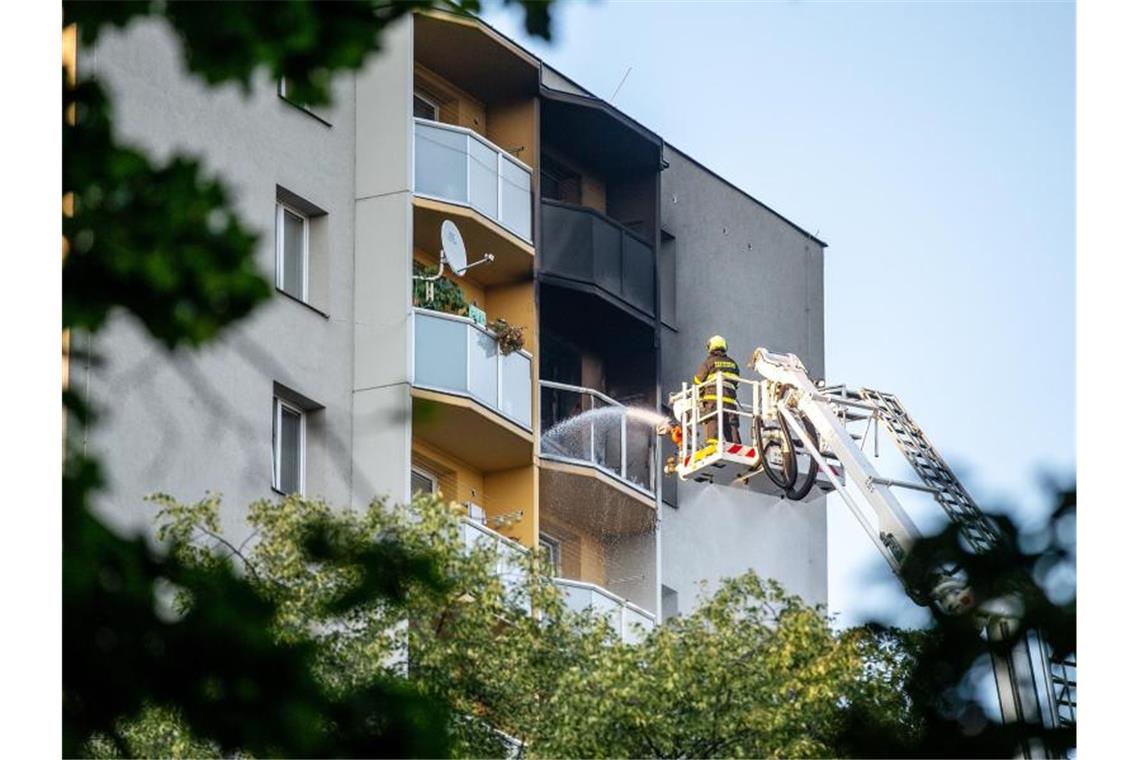 Feuerwehrleute bekämpfen den Brand in einem Hochhaus in Bohumin im Osten Tschechiens. Foto: Vladimír Pryèek/CTK/dpa