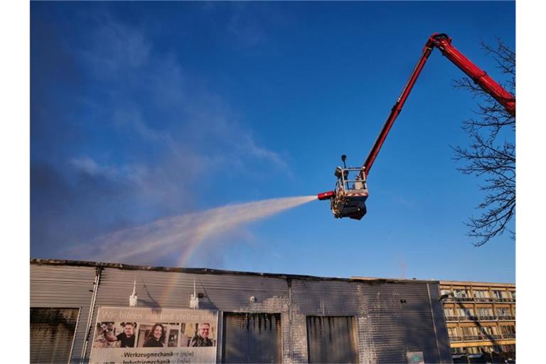Feuerwehrleute bekämpfen den Brand von einer Drehleiter aus. Foto: Annette Riedl/dpa