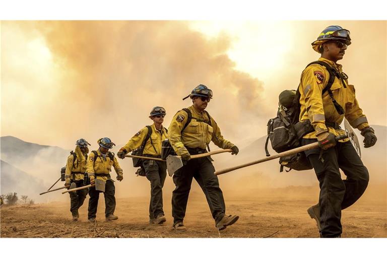 Feuerwehrleute bekämpfen den Gifford-Brand im Los Padres National Forest.