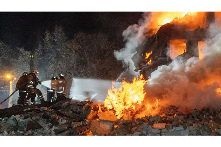 Feuerwehrleute bekämpfen einen Brand in einem Mehrfamilienhaus nach einem russischen Raketenangriff in Charkiw, Ukraine.