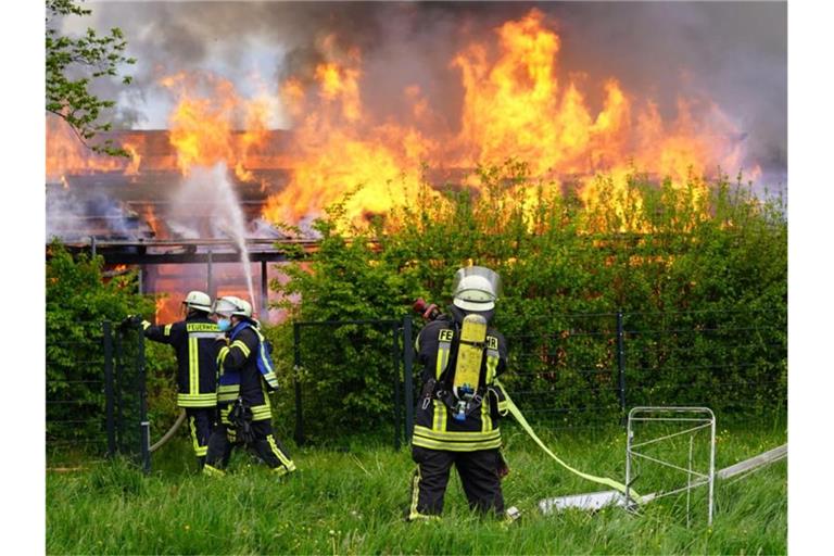 Feuerwehrleute bekämpfen einen Brand in einem Kindergarten. Foto: Kohls/Sueddeutsche Mediengesellschaft SDMG/dpa
