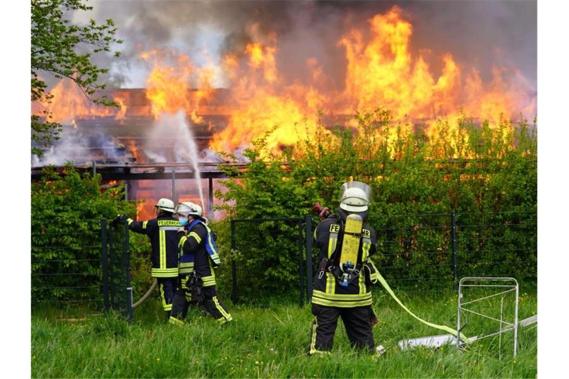 Kindergarten brennt: Kind und Jugendlicher unter Verdacht Feuerwehrleute bekämpfen einen Brand in einem Kindergarten. Foto: Kohls/Sueddeutsche Mediengesellschaft SDMG/dpa