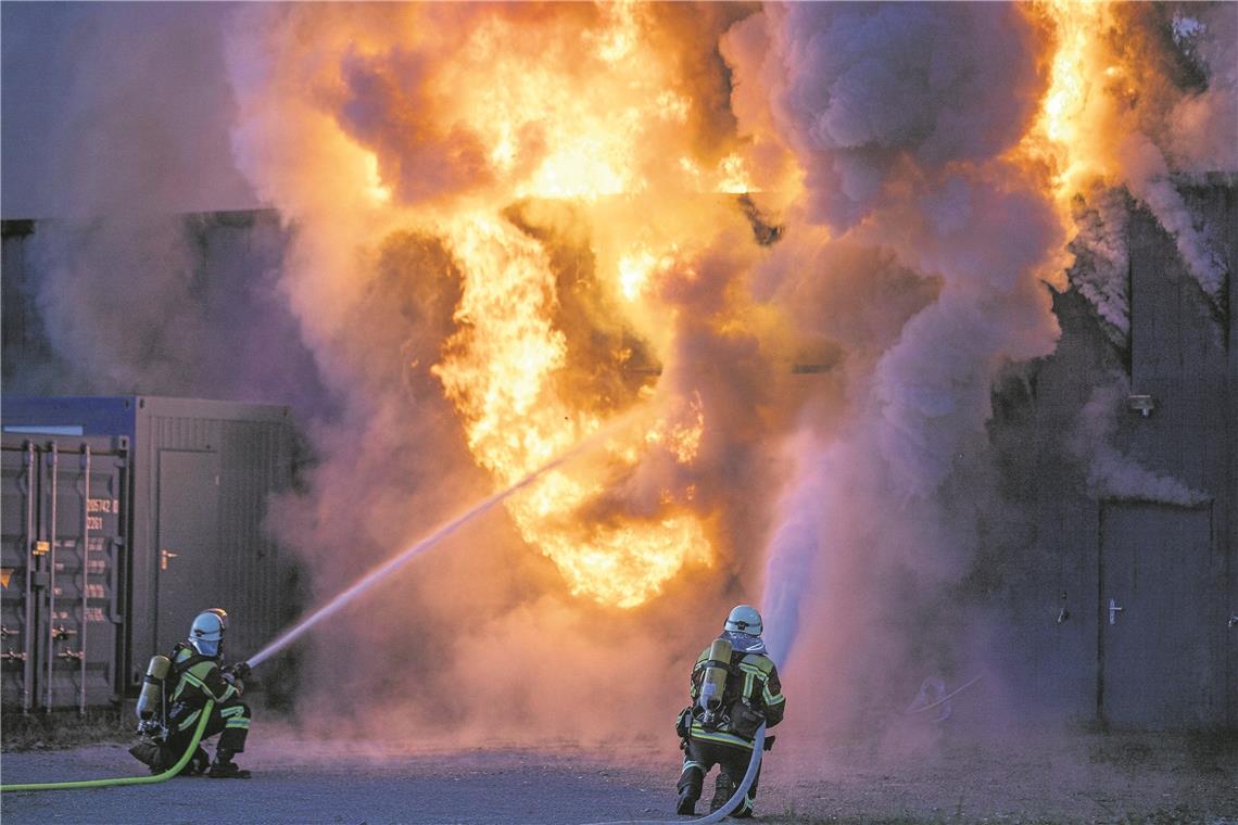 Feuerwehrleute bekämpfen Großbrand in Remshalden. Fotos: 7aktuell/S. Adomat