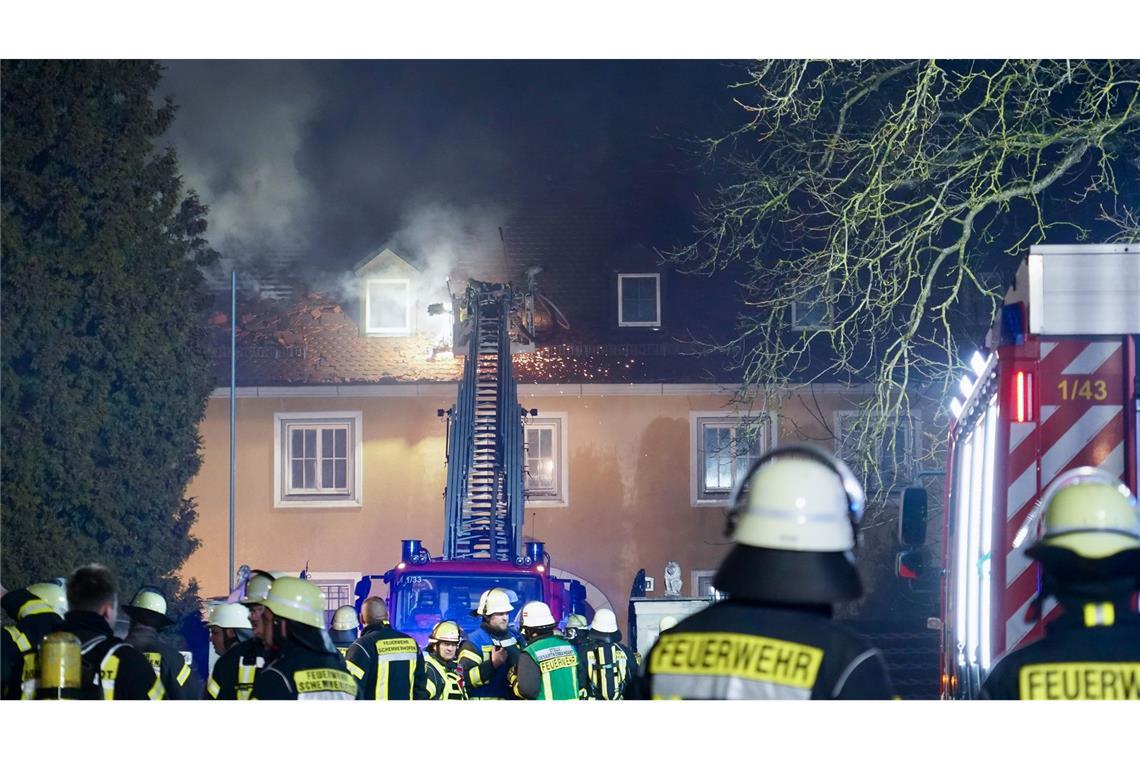 Feuerwehrleute bekämpfen u.a. mit Hilfe einer Drehleiter einen Brand in einem historisches Gebäude aus dem 17. Jahrhundert.