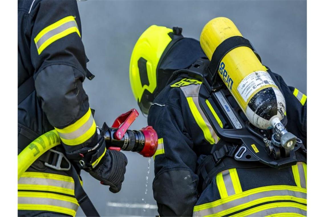 Feuer in Wohnhaus: Drei Tote und Schwerverletzter geborgen Feuerwehrleute bereiten einen Löschangriff vor. Foto: David Inderlied/dpa/Symbolbild