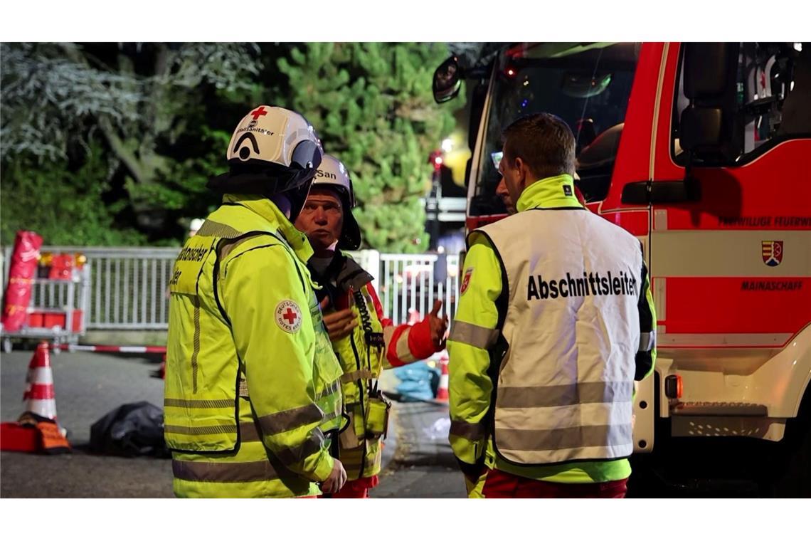 Feuerwehrleute berieten das weitere Vorgehen.