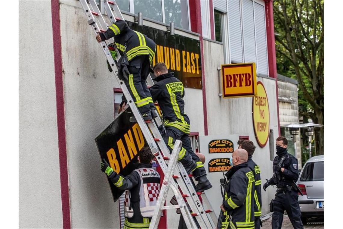 Seehofer verbietet Rockergruppe Bandidos West Central Feuerwehrleute entfernen unter Polizeischutz ein Schild am Vereinsheim der Rockergruppe „Bandidos“. Foto: Dieter Menne/dpa