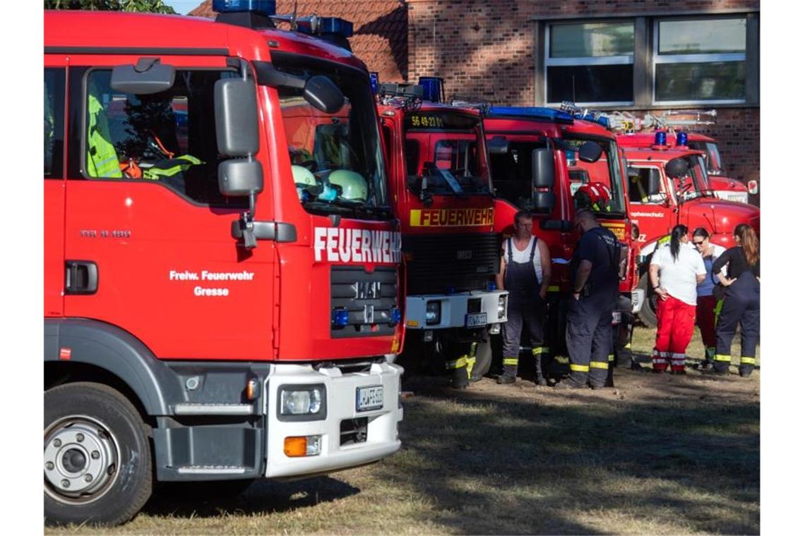 Waldbrand in Mecklenburg-Vorpommern: War es Brandstiftung? Feuerwehrleute erholen sich im Krisenzentrum nach ihrem Einsatz. Foto: Jens Büttner