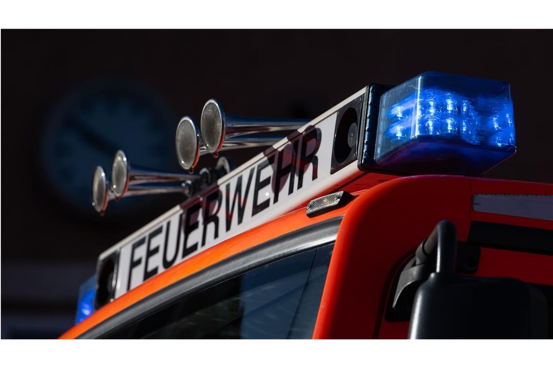 Autofahrer stirbt wenige Tage nach Unfall bei Heiligenberg Feuerwehrleute hatten den 19-Jährigen aus dem Autowrack befreit. (Symbolbild)