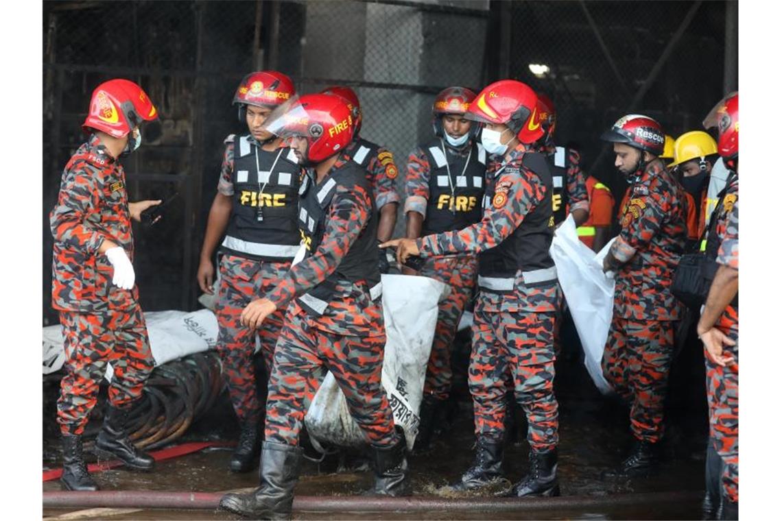 Behörden: Mehr als 50 Tote bei Fabrikbrand in Bangladesch Feuerwehrleute im Einsatz. B. Foto: Harun-Or-Rashid/ZUMA Wire/dpa