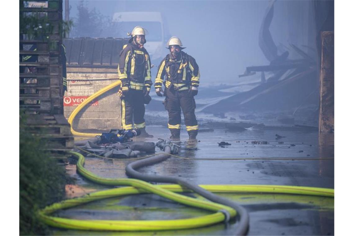 Feuerwehrleute im Einsatz: Das Feuer war aus bislang unbekannter Ursache ausgebrochen. Foto: Boris Roessler/dpa