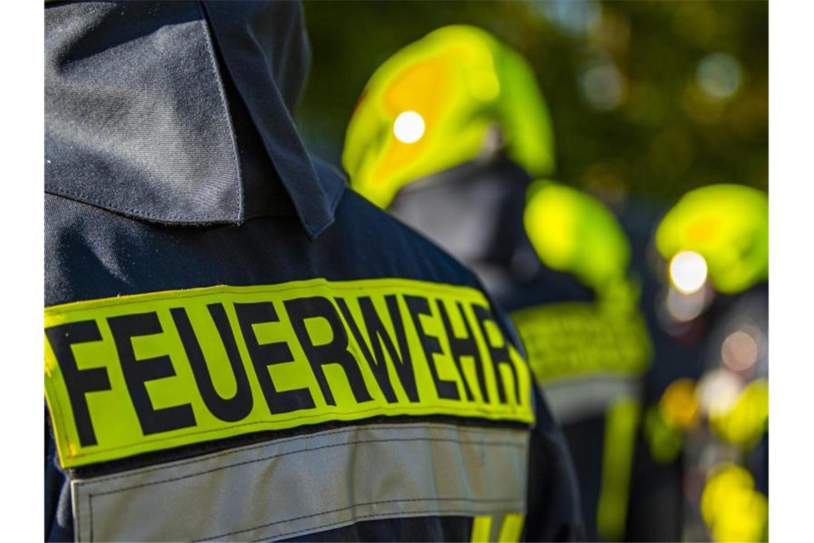 Lagerfeuer in Wohnzimmer sorgt für Feuerwehreinsatz Feuerwehrleute im Einsatz. Foto: David Inderlied/dpa/Symbolbild