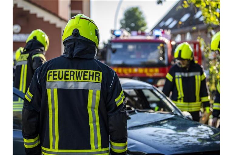 Feuerwehrleute im Einsatz. Foto: David Inderlied/dpa/Symbolbild