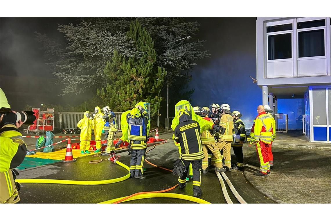 Feuerwehrleute im Einsatz vor dem betroffenen Industriebetrieb.