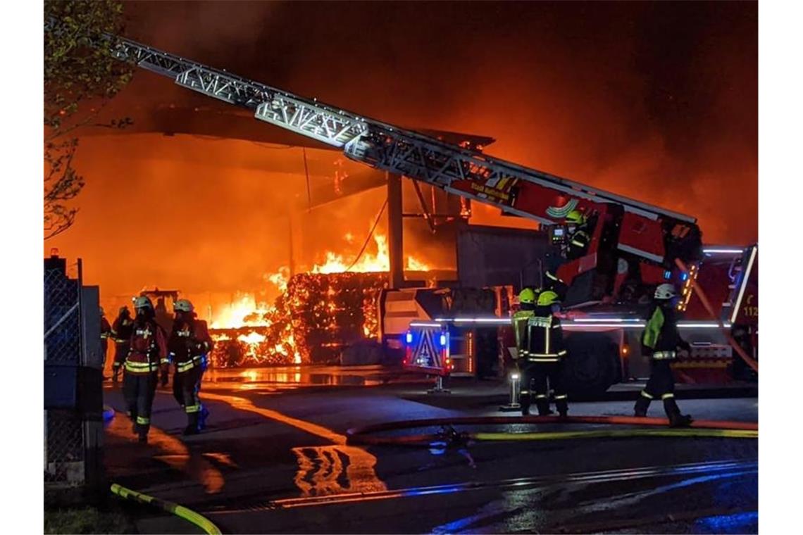 Millionenschaden nach Brand in Wertstoffhof Feuerwehrleute im Kampf gegen die Flammen. Foto: Zahn/vifogra/dpa
