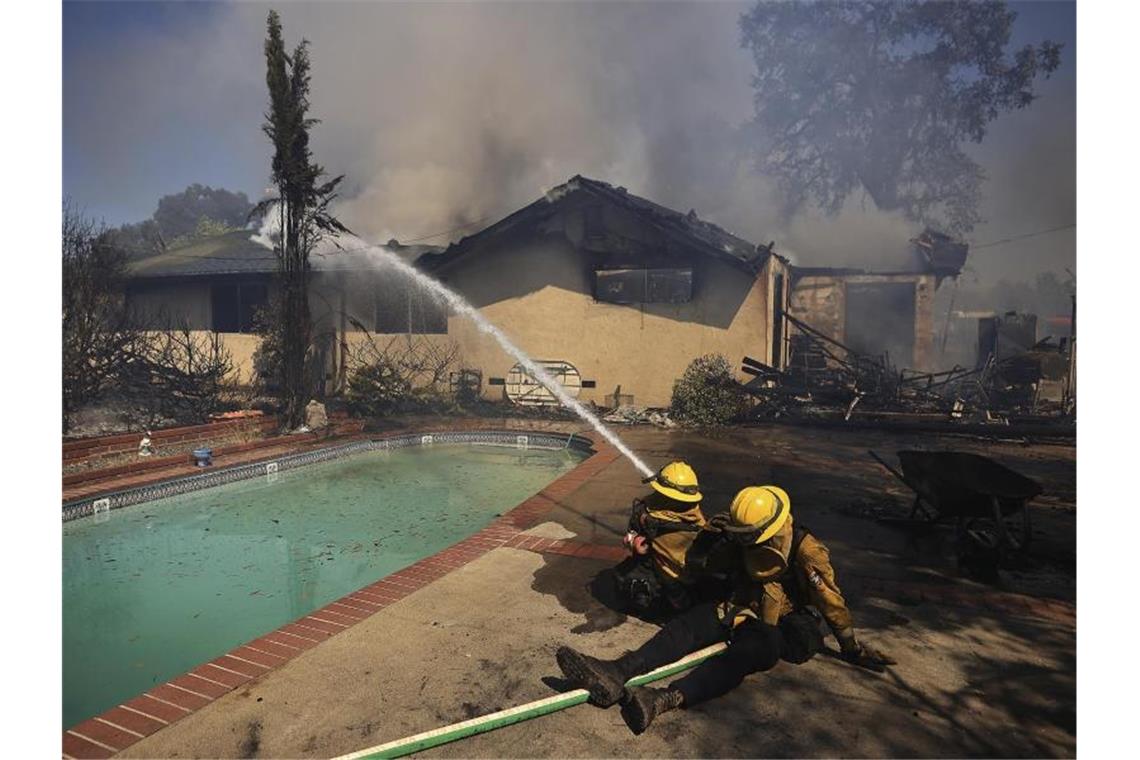 Feuerwehrleute kämpfen am Donnerstag gegen mehrere Waldbrände in Nordkalifornien, so auch im Redwood Valley. Foto: Kent Porter/The Press Democrat/AP/dpa