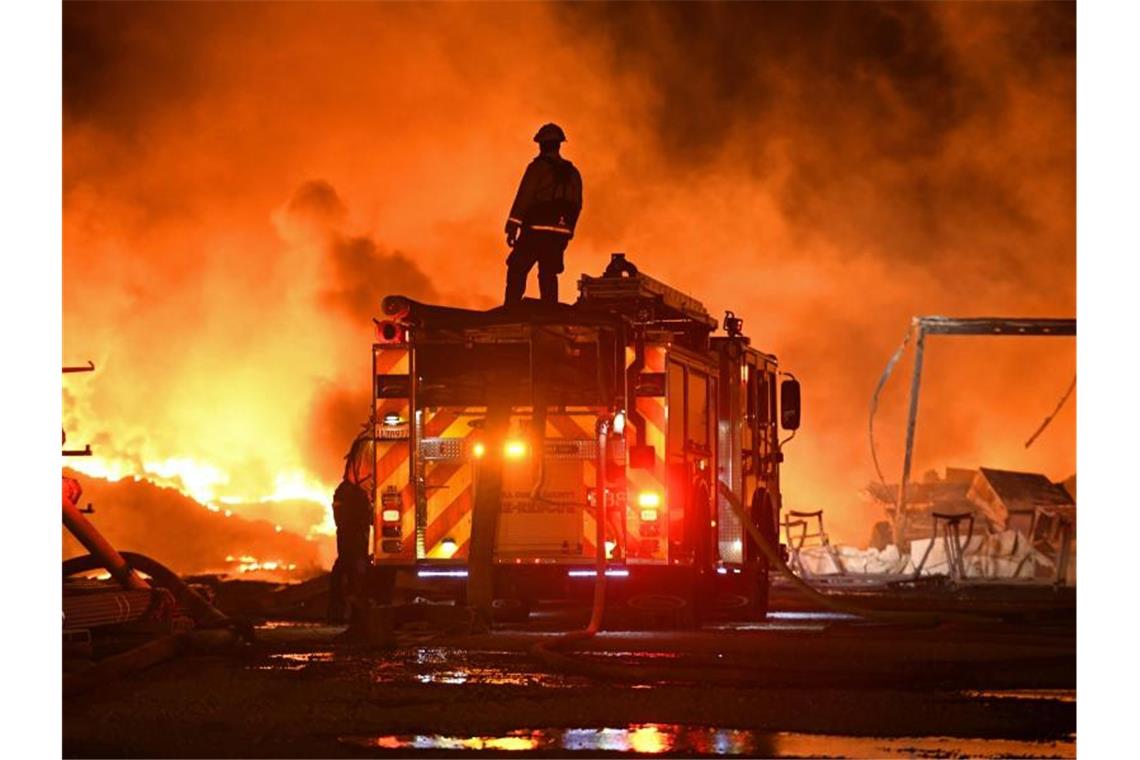 Feuerwehrleute kämpfen bei Knightsen gegen die Flammen. Seit Tagen wüten schwere Waldbrände in Kalifornien - Zehntausende mussten fliehen. Foto: Jose Carlos Fajardo/San Jose Mercury News/AP/dpa