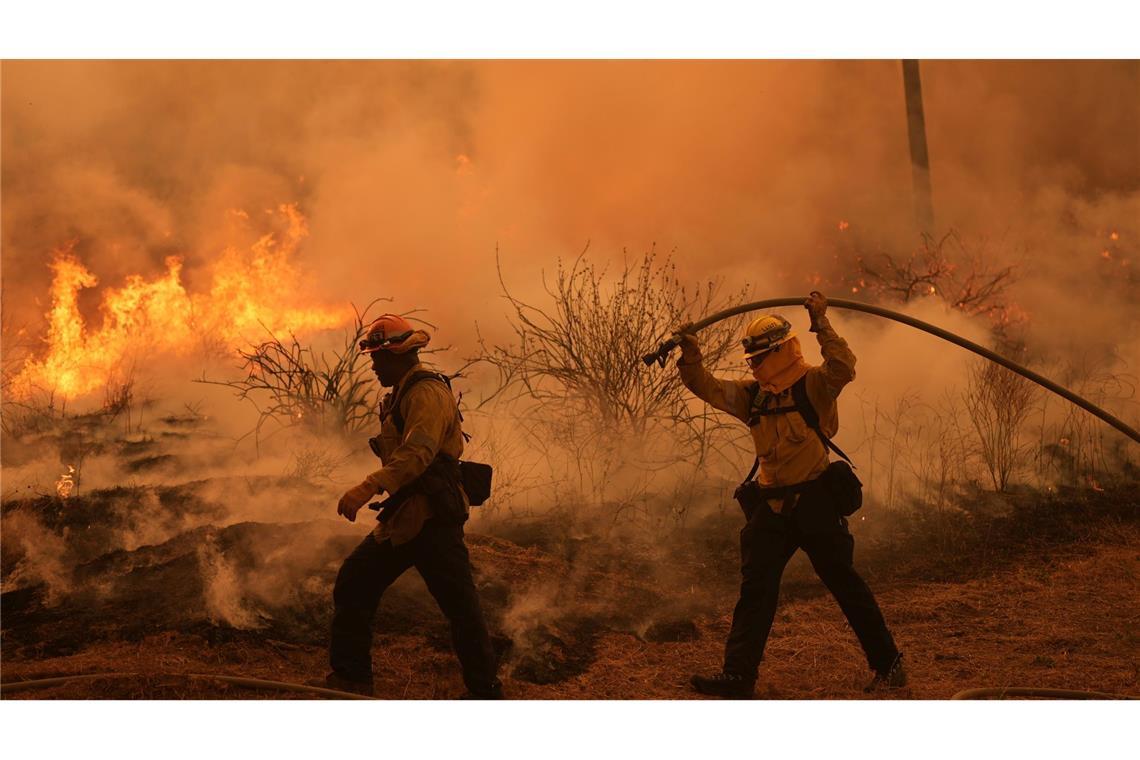 Feuerwehrleute kämpfen gegen das Canyon Fire bei Hasley-Canyon.
