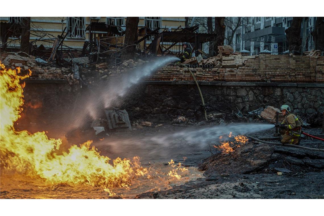 Bilder des Tages Feuerwehrleute löschen Brand nach einem russischen Angriff in Kiew.