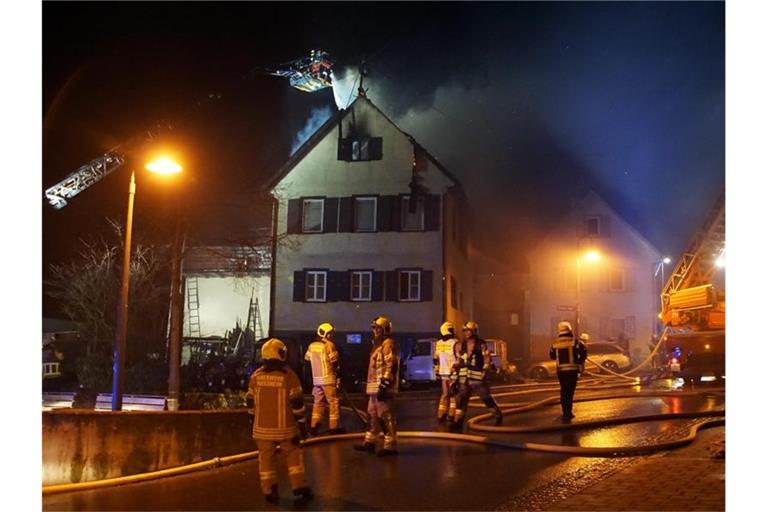 Feuerwehrleute löschen den Brand eines Wohnhauses im Rutesheimer Ortsteil Perouse. Foto: Dettenmeyer/SDMG/dpa