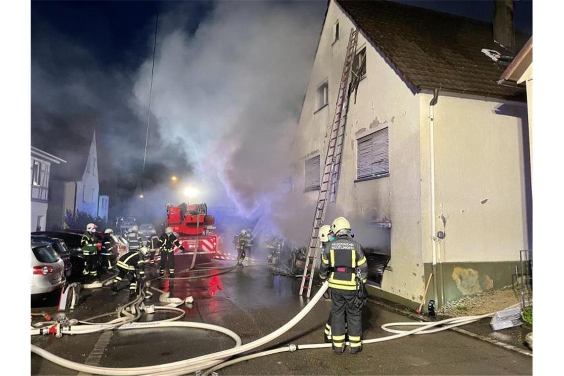 Dramatische Szenen: Sechs Menschen nach Brand verletzt Feuerwehrleute löschen den Brand in einem Einfamilienhaus. Foto: Stadt Reutlingen/dpa