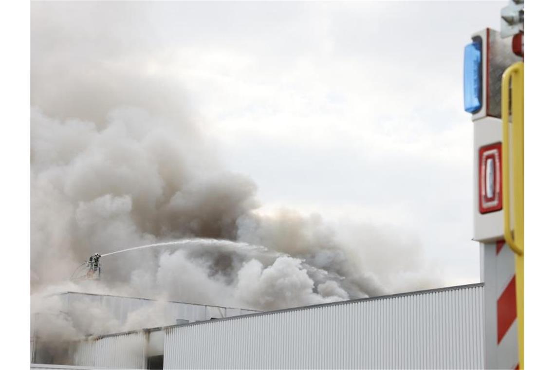Feuerwehrleute löschen den Brand in einem Möbelhaus. Foto: Karsten Schmalz/KS-Images.de/dpa