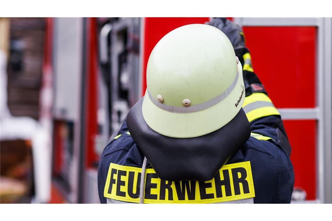 Feuerwehrleute löschen die brennenden Heuballen. (Symbolbild)