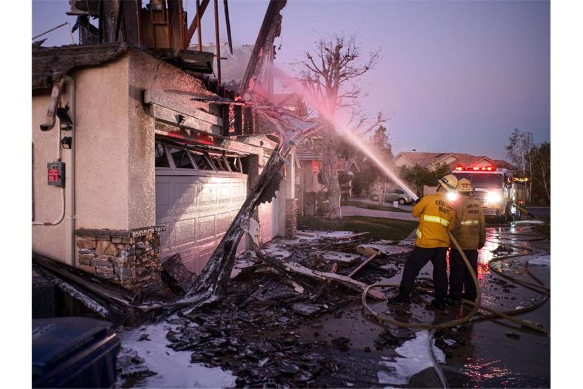 Feuerwehrleute löschen ein brennendes Haus im südkalifornischen Santa Clarita. Foto: David Crane/Orange County Register via ZUMA/dpa
