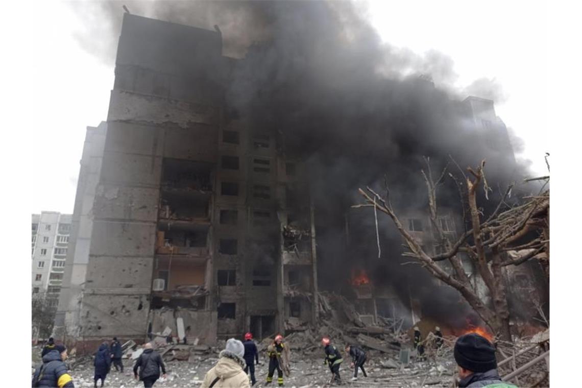AKW-Brand: Lage laut Botschafterin weiter sehr riskant Feuerwehrleute löschen ein Feuer in Stadtzentrum von Tschernihiw. Russland hat seine Angriffe auf belebte Städte ausgeweitet, was von Präsident Selenskyj als Terrorkampagne bezeichnet wurde. Foto: Dmytro Kumaka/AP/dpa