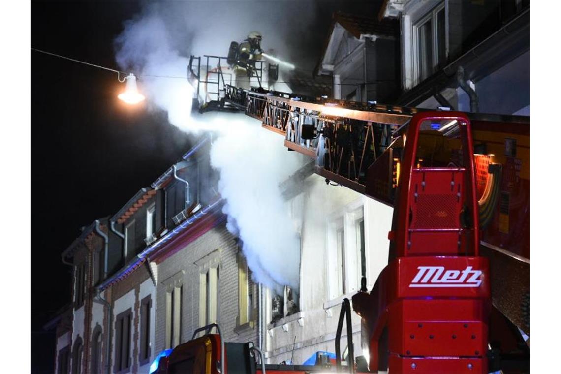 Brand in Mehrfamilienhaus: Ein Verletzter Feuerwehrleute löschen einen Brand in einem Mehrfamilienhaus in Heidelberg. Foto: R.Priebe/Pr-Video/dpa