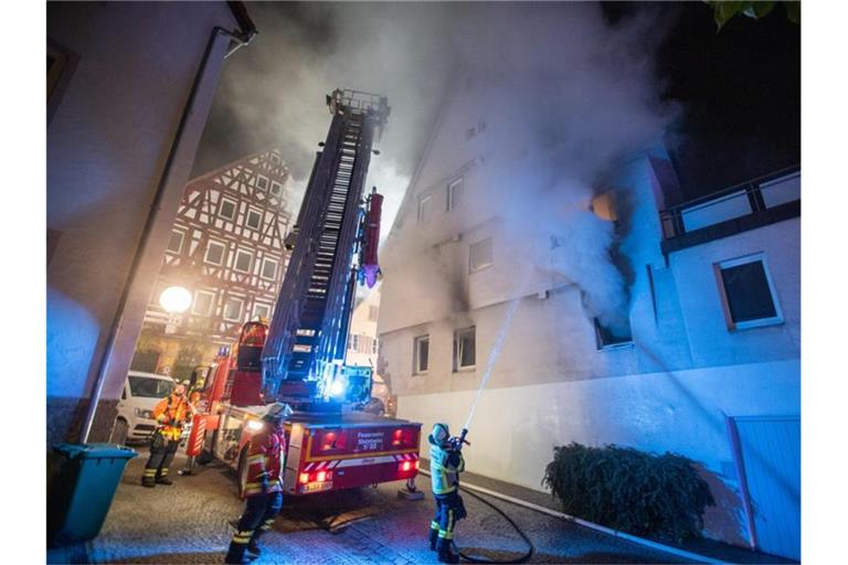 Feuerwehrleute löschen einen Brand in einem Gebäude in der Marbacher Innenstadt. Foto: Simon Adomat/VMD-Images/dpa/Archivbild