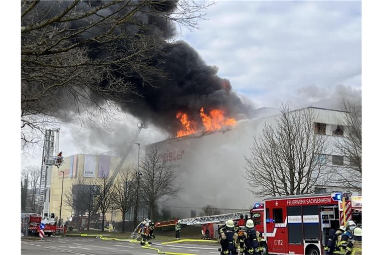 Feuerwehrleute löschen einen Brand in einem Möbelhaus. Foto: Hemmann/SDMG/dpa/Archivbild