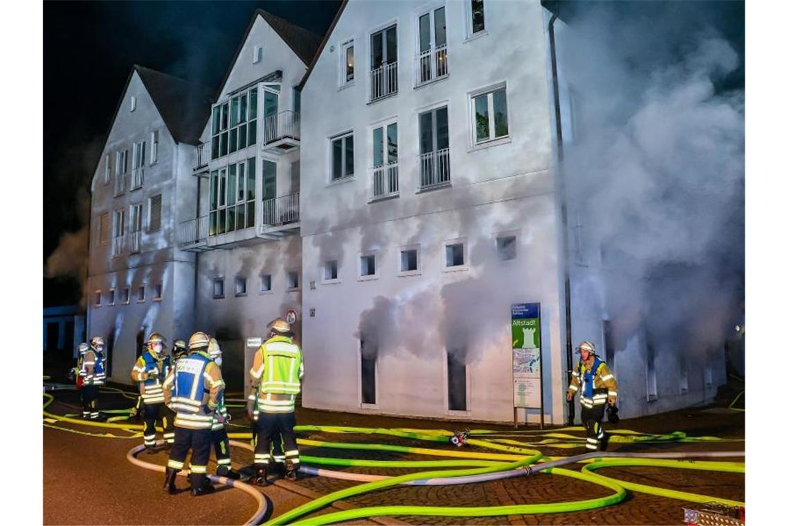 300 000 Euro Schaden bei Brand in Parkhaus Feuerwehrleute löschen einen Brand in einem Parkhaus. Foto: Andreas Rometsch/KS-Images.de/dpa